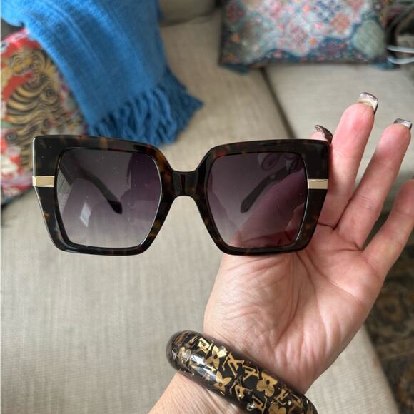 Quay, Australia, sunglasses new without tags in tortoiseshell NOTORIOUS model - Picture 3 of 5